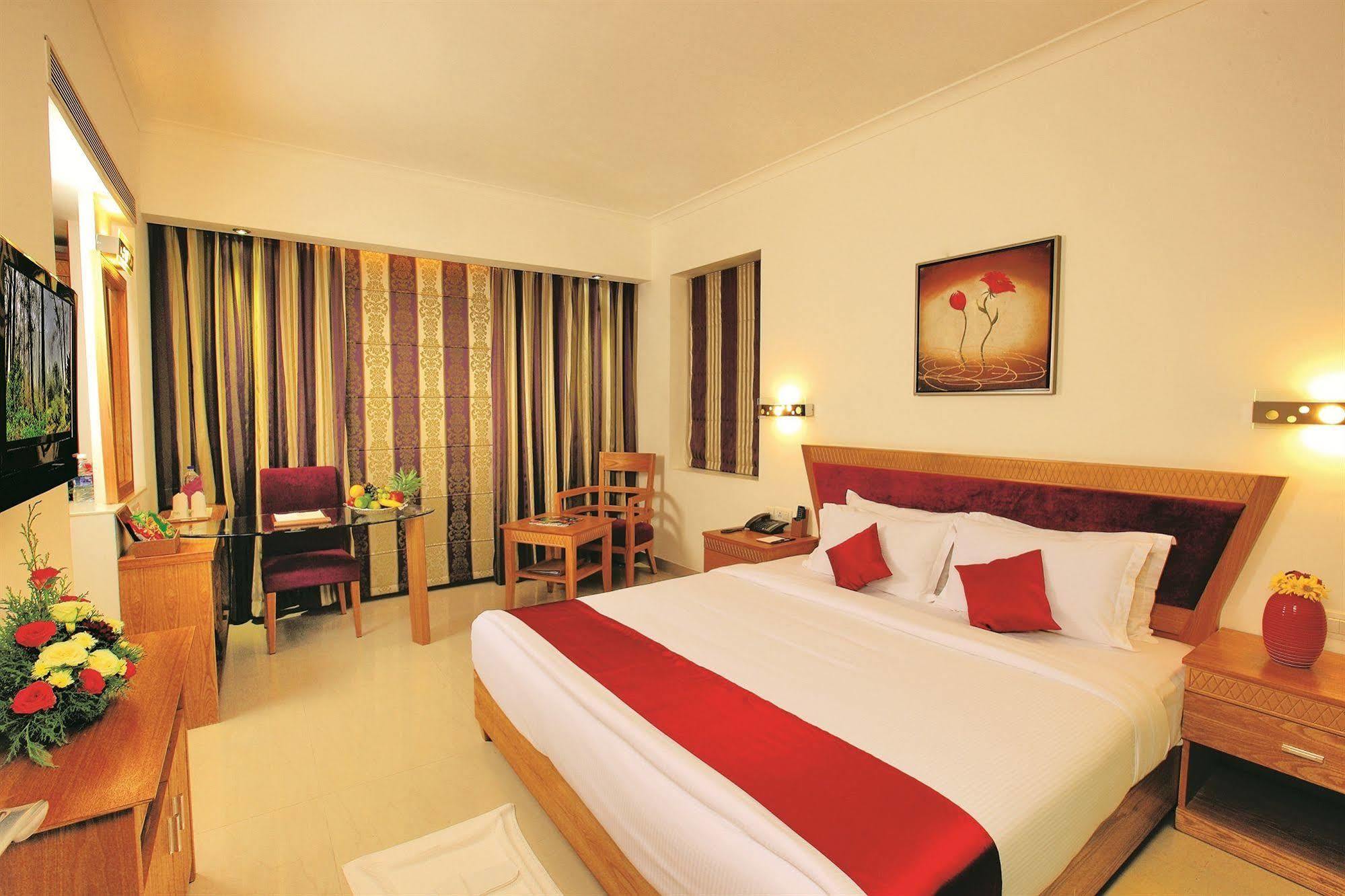 Biverah Hotel & Suites Тривандрум Экстерьер фото